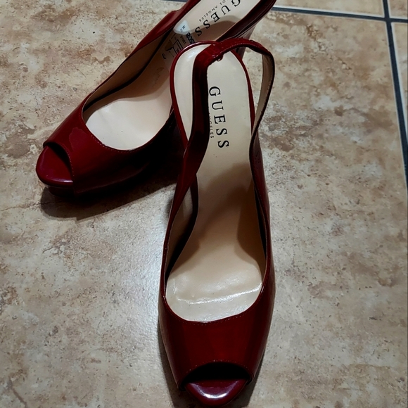Red guess shoes - Picture 2 of 4